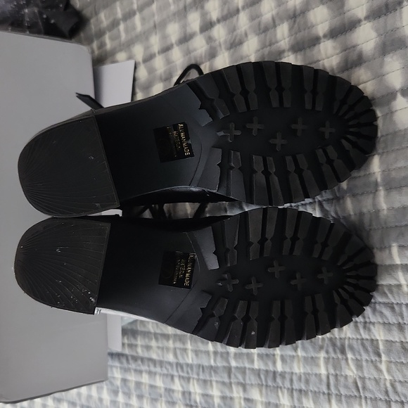 Boots - Picture 3 of 8